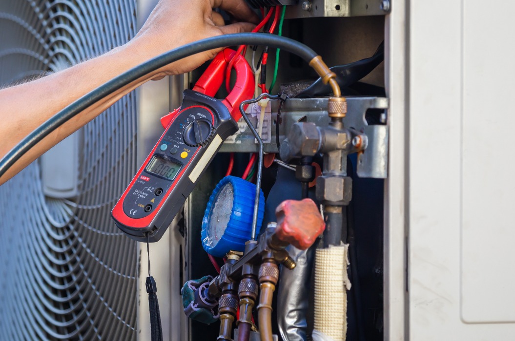 Air Conditioning Repair man hands checking and fixing modern air conditioning system, Technikerteam checking leakage air conditioning system